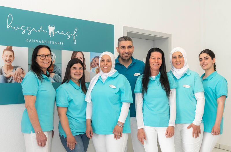 Das Team von und mit Zahnarzt Hussam Nasif