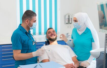 Zahnarzt Hussam Nasif bei der Behandlung eines Patienten