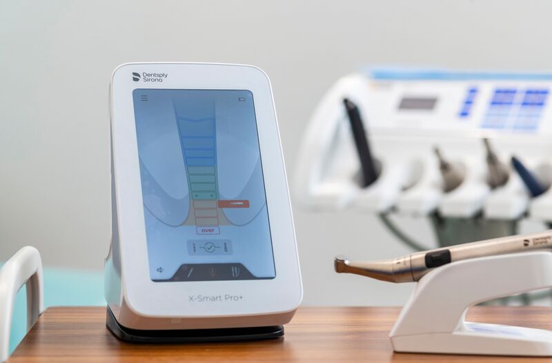 Touch-Display für Einstellungen von zahnmedizinischen Geräten