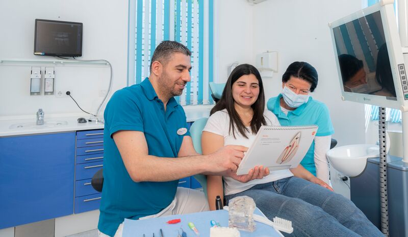 Zahnarzt Hussam Nasif berät Patientin