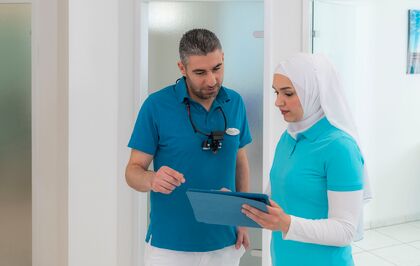 Besprechung zwischen Zahnarzt Hussam Nasif und einer Angestellten